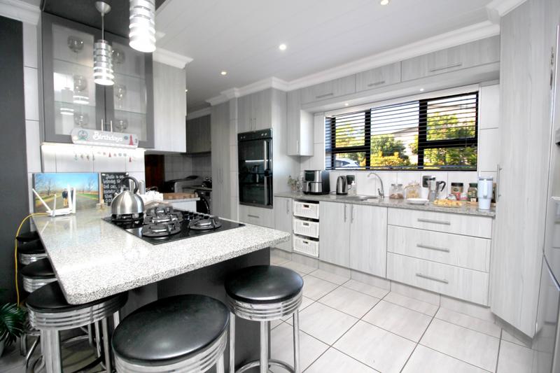 5 Bedroom Property for Sale in Reebok Western Cape